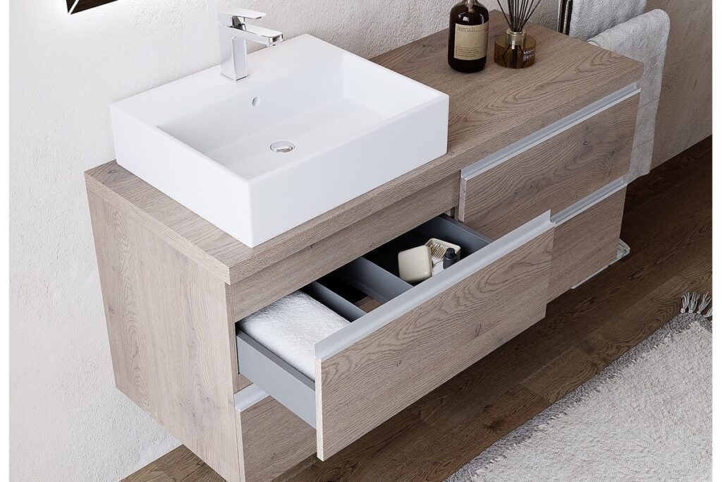 Modern fürdőszobabútor fa mintázattal és praktikus fiókokkal