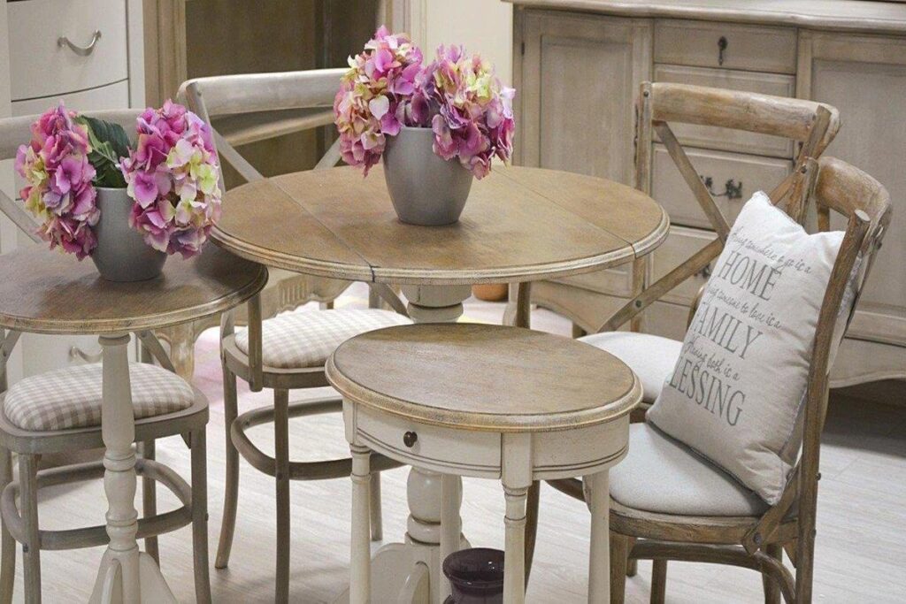 Vintage bútor fa asztal és székek virágdekorációval
