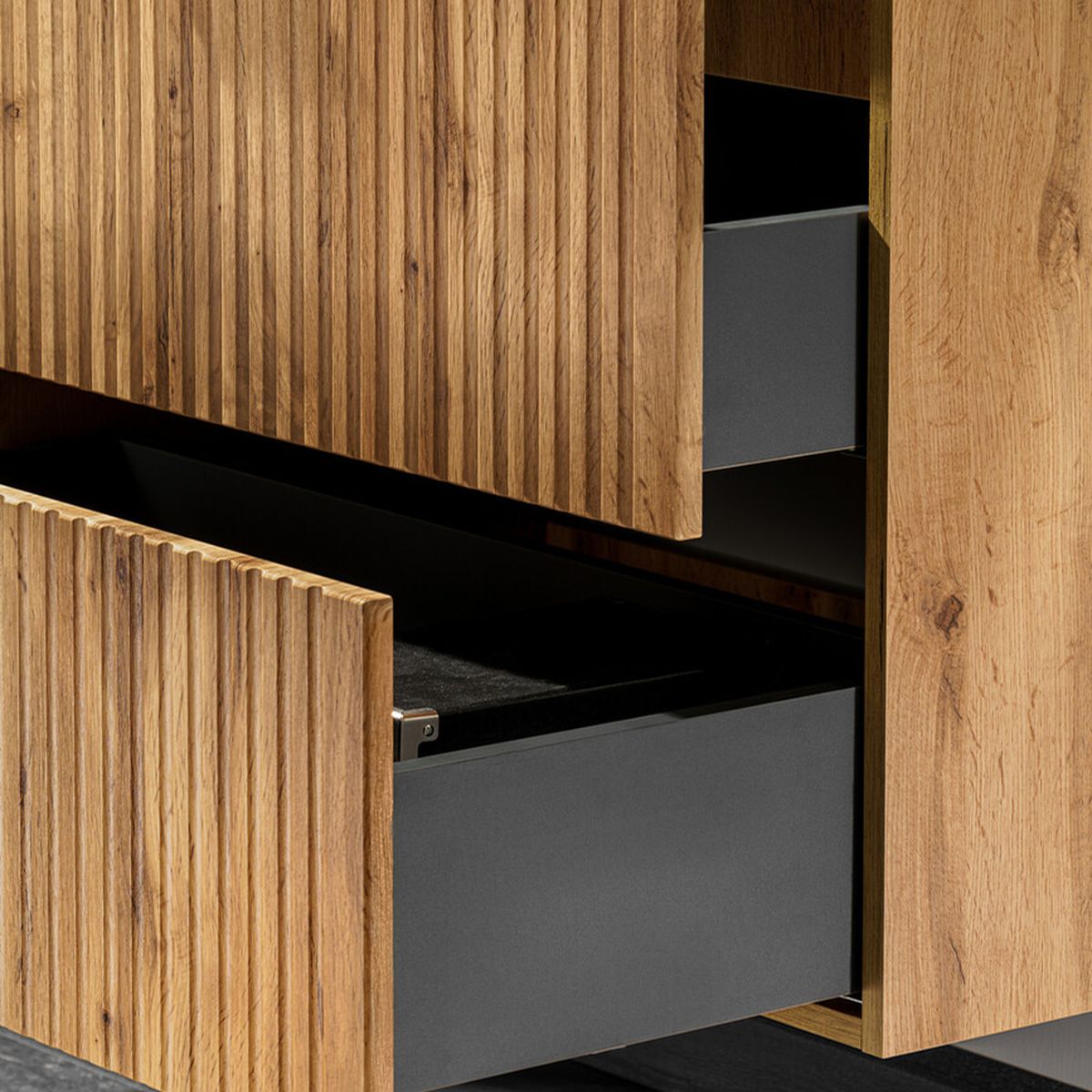 ADEL Oak függőszekrény bordázott tölgy fronttal, matt fekete fogantyúval