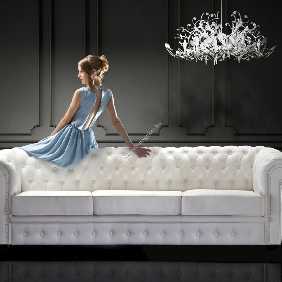 Bőr garnitúra – fehér Chesterfield kanapé stúdió enteriőrben