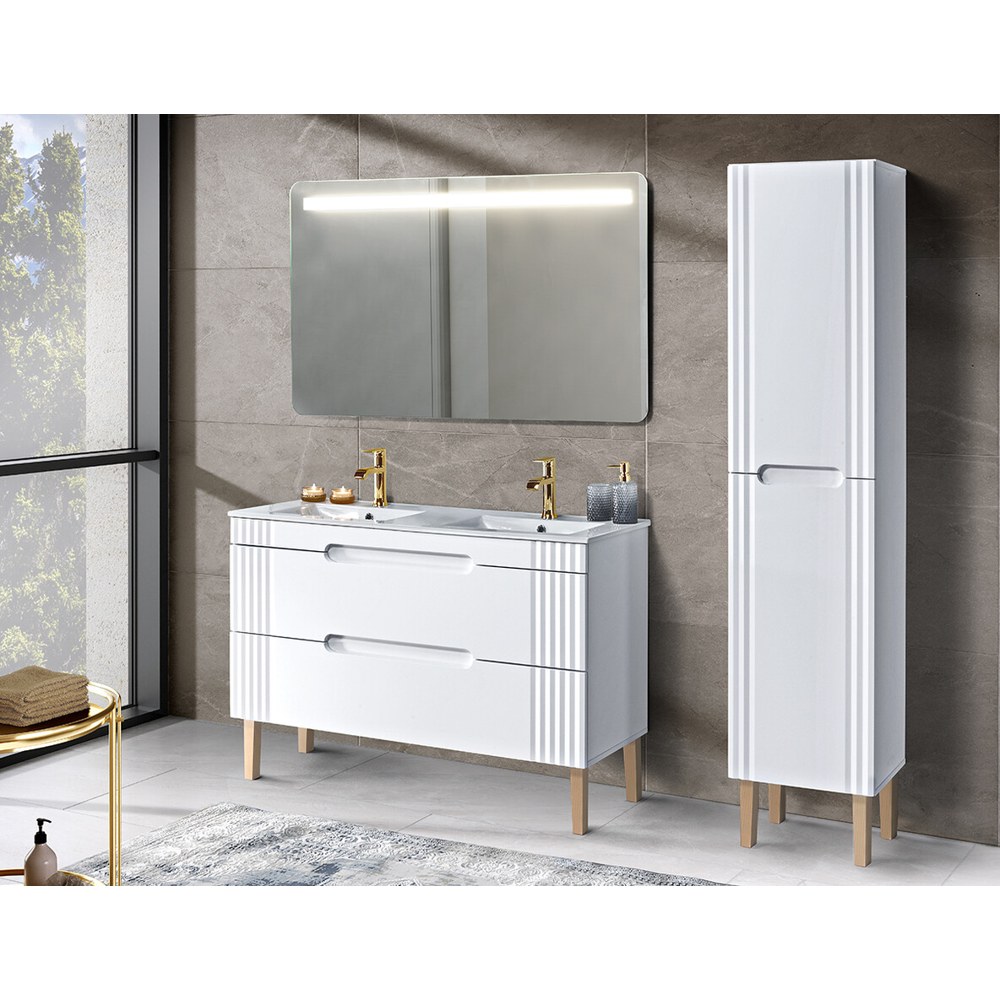 Fürdőszobai tükör dupla mosdó fölött, fehér szekrénnyel és fa lábakkal