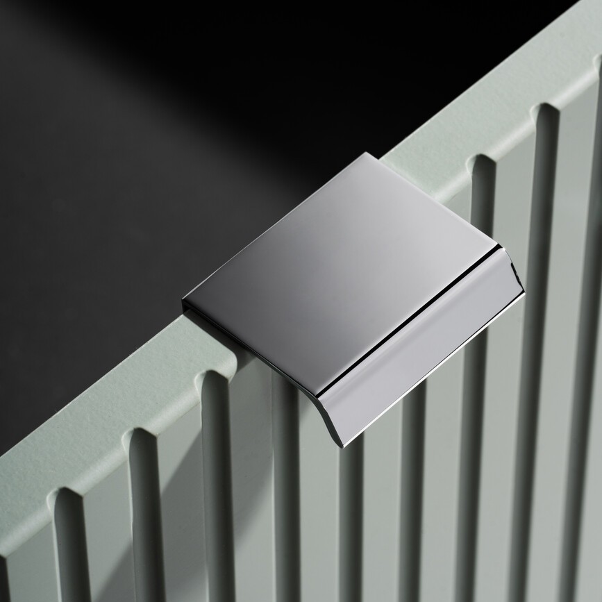 Króm fogantyú és bordázott ajtó – Line Reed Green fürdőszoba bútor részlet