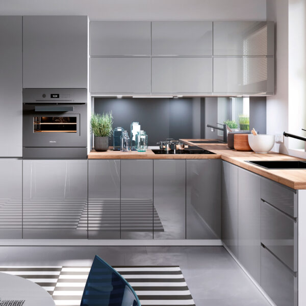 ASPEN elemes konyhabútor magasfényű grey sarokkonyha fa munkalappal - modern konyhabútor összeállítás