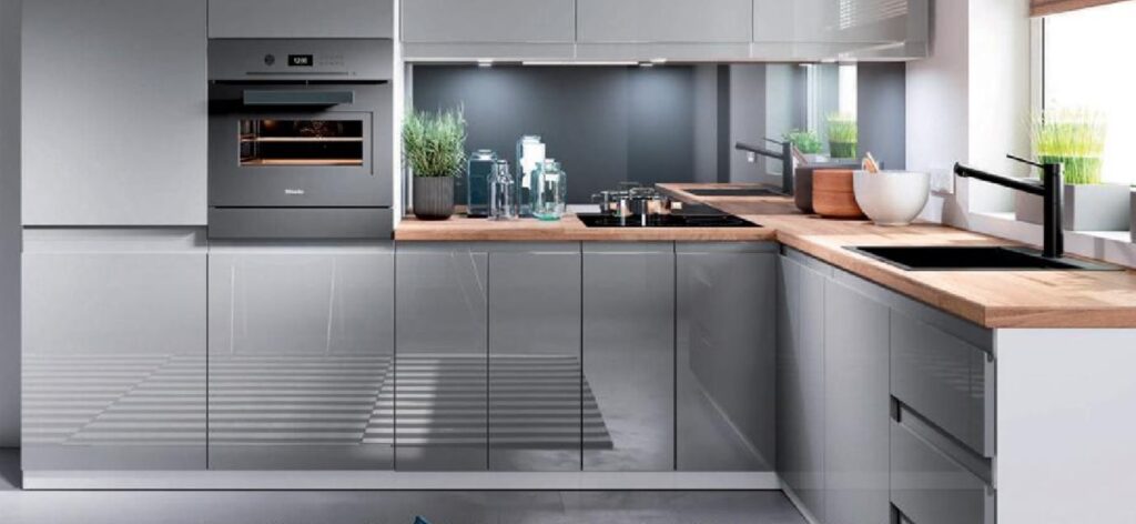 ASPEN elemes konyhabútor magasfényű grey közelkép - mart fogantyús front és munkalap részlet