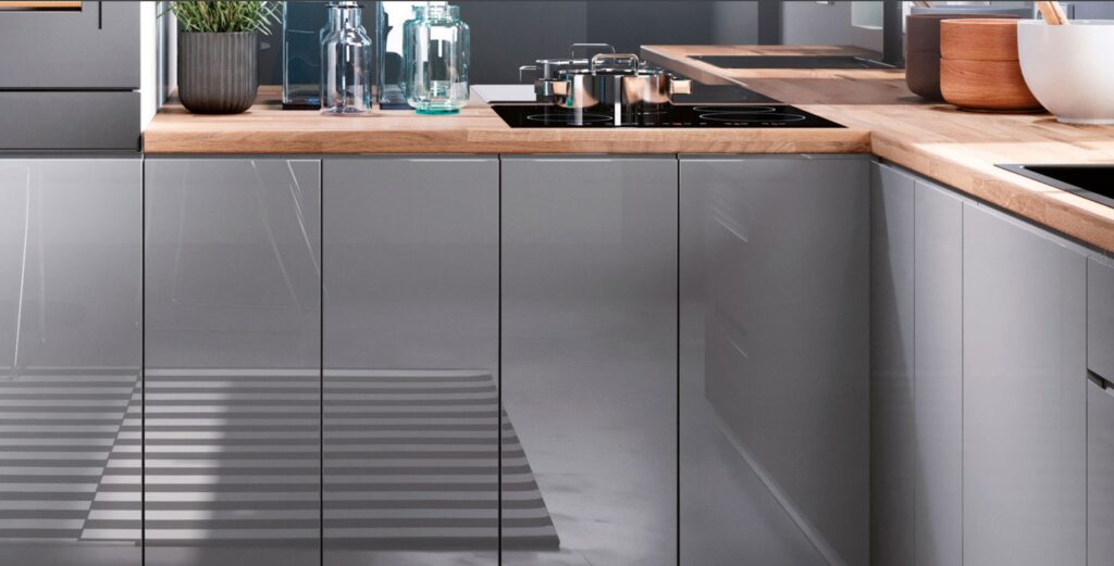 ASPEN elemes konyhabútor magasfényű grey közelkép - mart fogantyús front és munkalap részlet