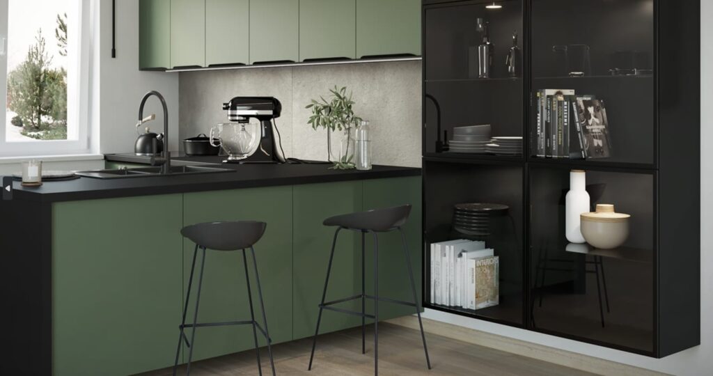 BRERRA MATT zöld matt konyhabútor fekete munkalappal, pultos kialakítással és bárszékekkel