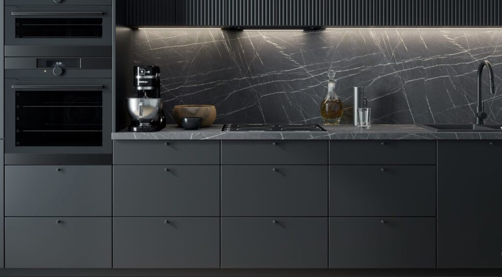 BRERRA MATT grafit matt konyhabútor fekete márványhatású hátfallal, beépített sütőkkel és mosogatóval