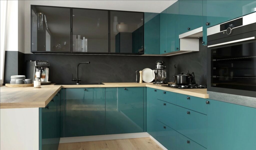 BRERRA magasfényű petrolzöld U alakú konyhabútor fa munkalappal és üveges felső elemekkel