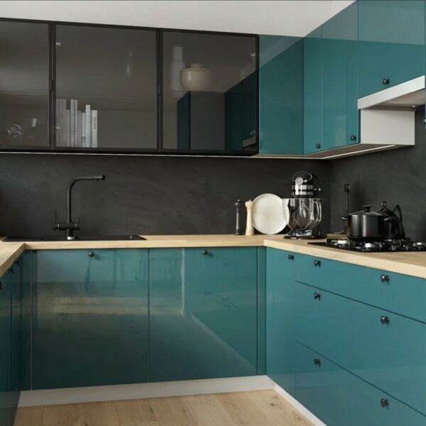 BRERRA magasfényű petrolzöld U alakú konyhabútor fa munkalappal és üveges felső elemekkel