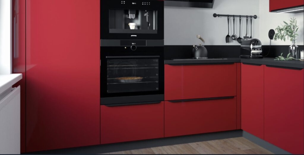 BRERRA magasfényű piros konyhabútor részlet – beépített sütőtorony és fényes frontok