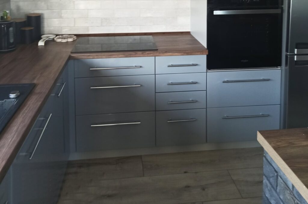 BRERRA magasfényű kékesszürke fiókos alsó elemek fa munkalappal – közelkép