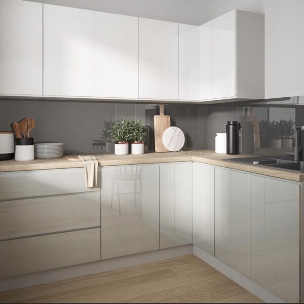 Florence magasfényű cream elemes konyhabútor sarokkonyha fehér felsőkkel, fa munkalappal és grafit üveg hátfallal