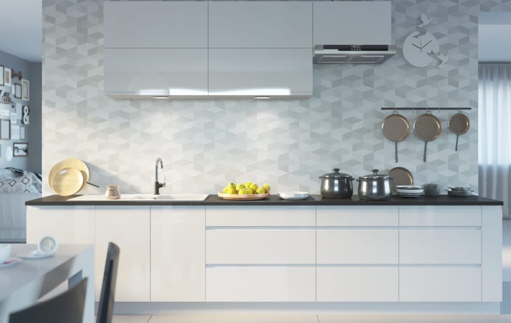 Florence magasfényű fehér elemes konyhabútor konyhabútor fekete munkalappal és geometrikus csempés háttérrel