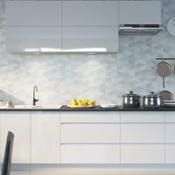 Florence magasfényű fehér elemes konyhabútor konyhabútor fekete munkalappal és geometrikus csempés háttérrel