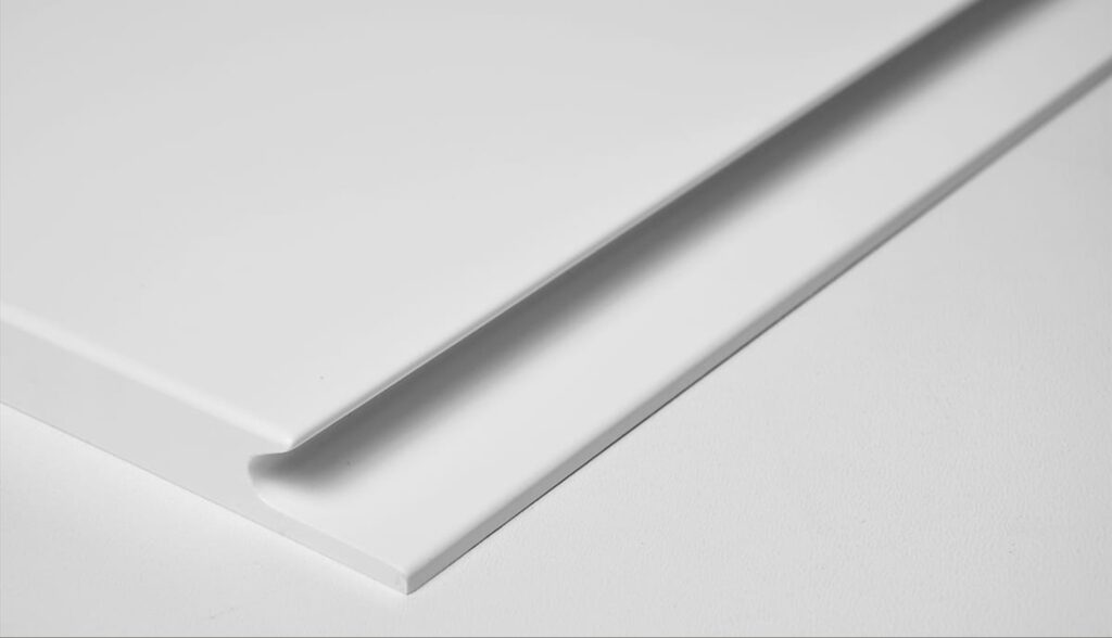 Magasfényű fehér mart fogantyús konyhafront részlet elemes konyhabútor (fogantyú nélküli kialakítás)