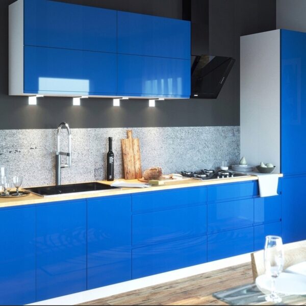 Florence magasfényű kék elemes konyhabútor fa munkalappal, kőhatású hátfallal és fekete mosogatóval