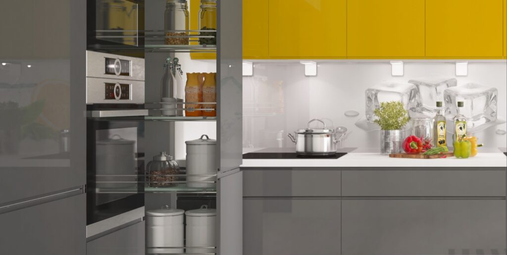 Magasfényű elemes konyhabútor részlet kihúzható kamraszekrénnyel és beépített sütővel, sárga felső elemekkel