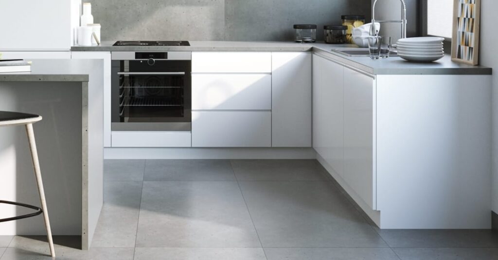 Fehér magasfényű elemes konyhabútor részlet beépített sütővel, fiókos elemekkel és sarok pulttal