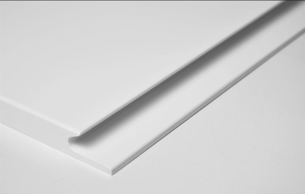 Közeli fotó a mart fogantyús (külső fogantyú nélküli) front élkiképzéséről, letisztult, modern megjelenéssel.