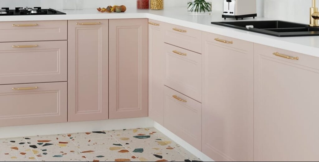FORLI konyhabútor részlet krém-rózsaszín fronttal és arany fogantyúkkal
