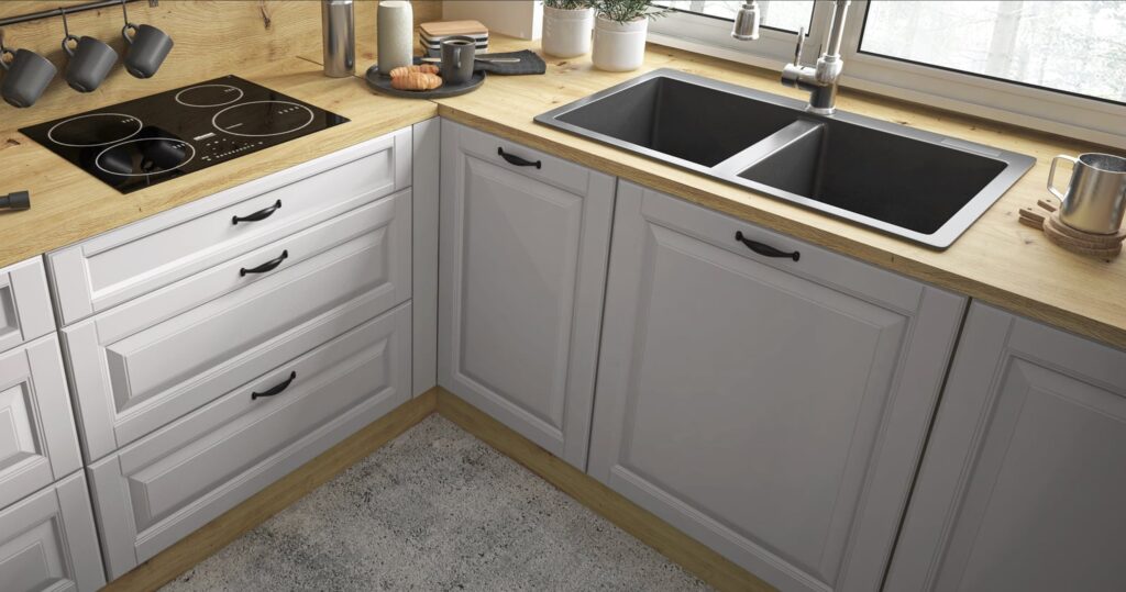 PRATO szürke alsó szekrények részlete fa hatású munkalappal, fekete mosogatóval és főzőlappal