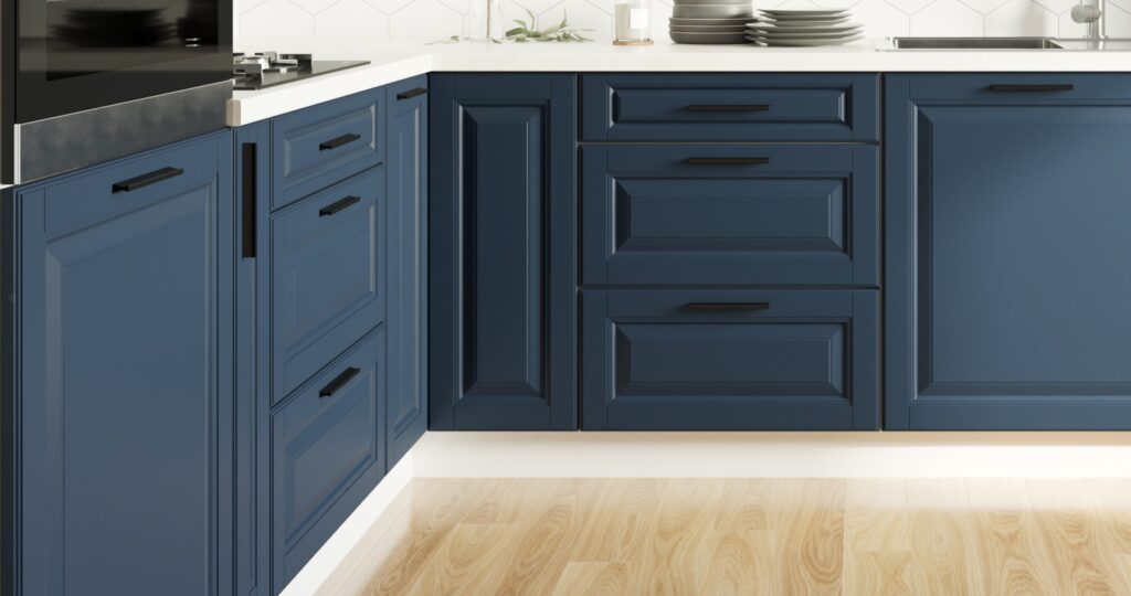 PRATO sötétkék alsó szekrények részlete fekete fogantyúkkal és fehér munkalappal