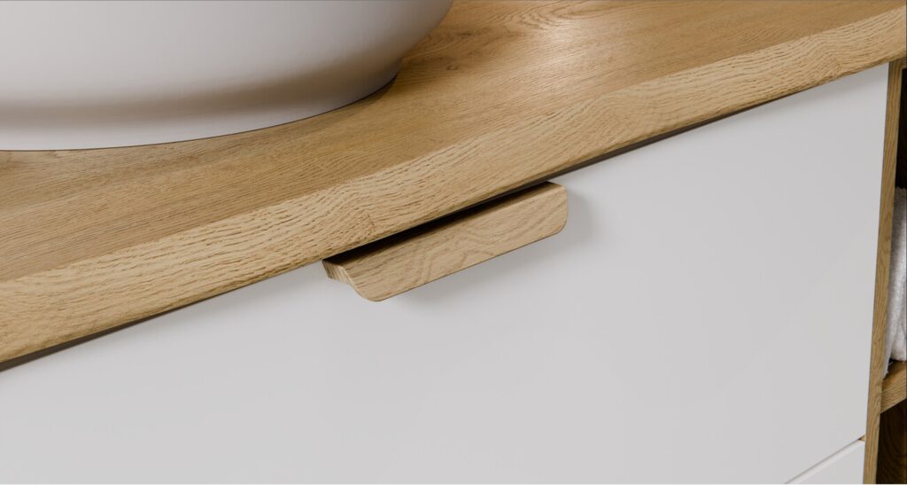 Aster White fürdőszobabútor részlet – fa pult és süllyesztett fogantyú matt fehér fronton