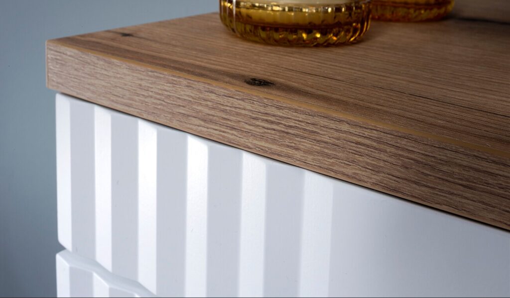 FIJI WHITE fürdőszoba bútor – tölgy hatású pult és fehér bordázott front közeli