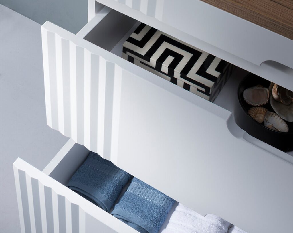 Modern fürdőszoba bútor fiókos tárolással – FIJI WHITE nyitott fiókok