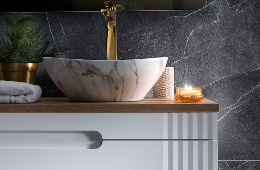 Fürdőszoba bútor szett hangulatkép – FIJI WHITE pult, tálmosdó és csaptelep