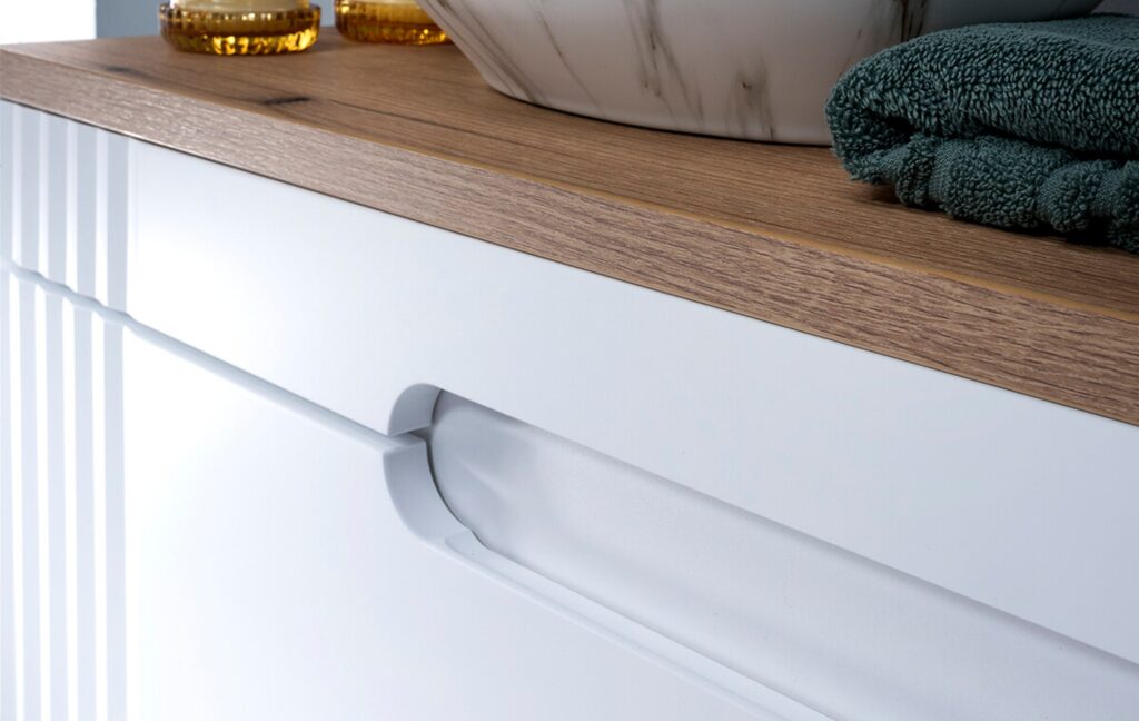 FIJI WHITE fürdőszobabútor – integrált fogantyú és fa pult közeli