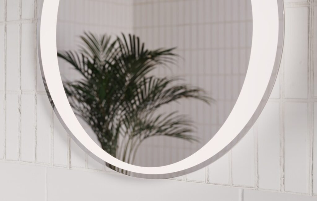 Fürdőszoba fali tükör modern 73×80 cm – RETRO 840 FSC LED tükör közeli részlet – kör alakú peremvilágítás modern fürdőszobában