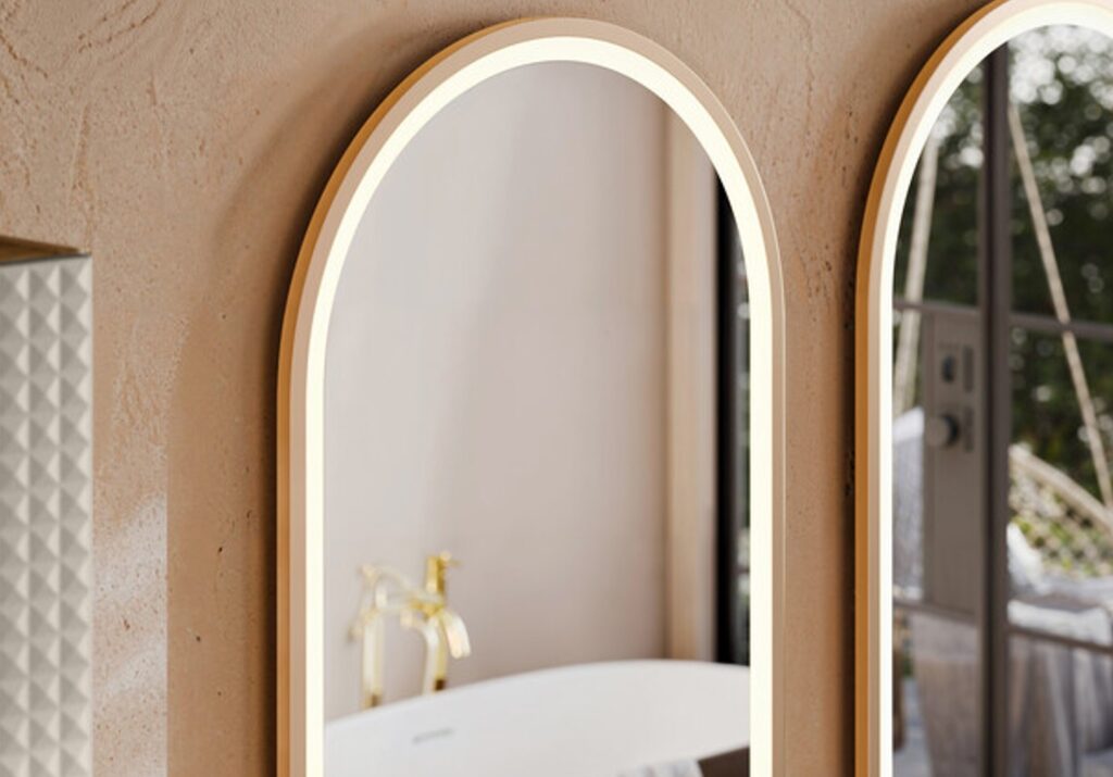 Fürdőszoba fali tükör modern 73×80 cm – RETRO 840 FSC LED tükör ovális kerettel – arany tónusú csaptelephez illesztve