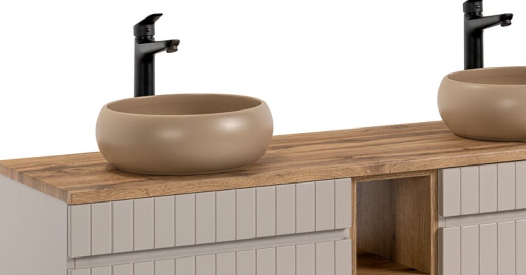 ICONIC CASHMERE fürdőszoba bútor – dupla mosdós pult, kasmír bordázott front, fa hatású munkalap