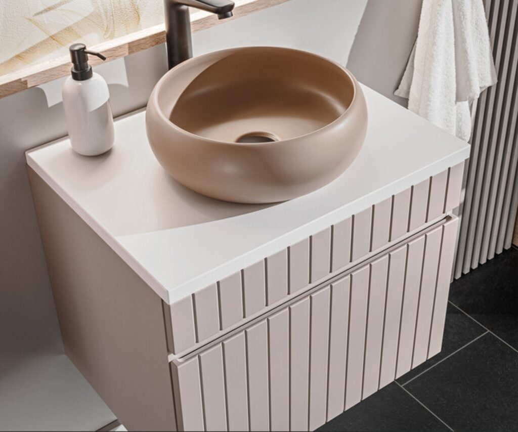 Modern fürdőszobabútor kasmír színben – tálmosdó, fehér pult és matt fekete csaptelep