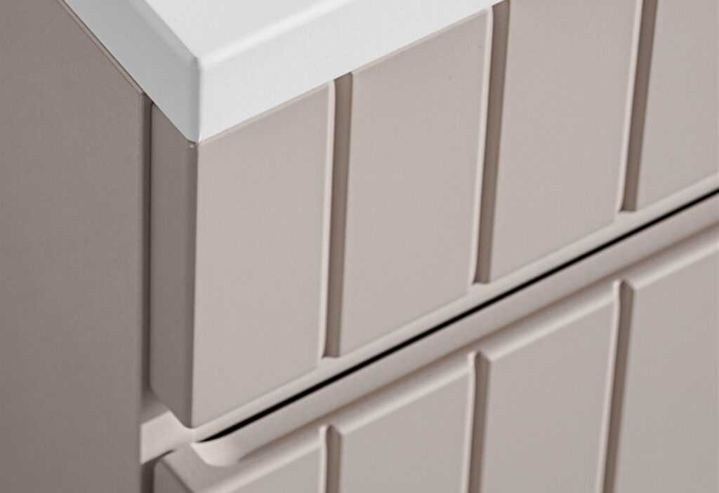 ICONIC CASHMERE fürdőszoba bútor – bordázott kasmír fiókfront részlet, fehér pult éllel