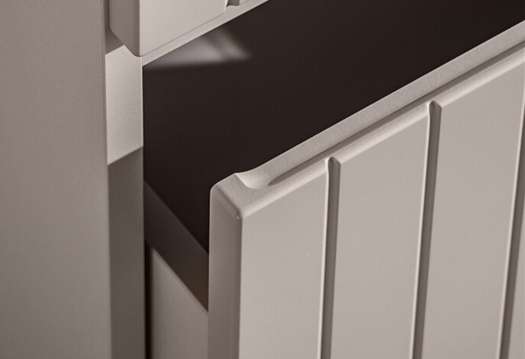 Fürdőszoba bútor szett részlet – nyitott fiók, bordázott kasmír front és sötét belső tér