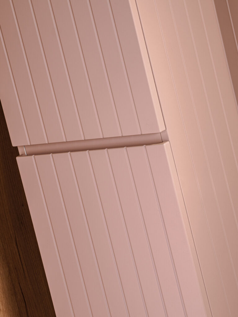 ICONIC ROSE antik rózsa bordázott bútorfront – elemes fürdőszoba bútor részlet