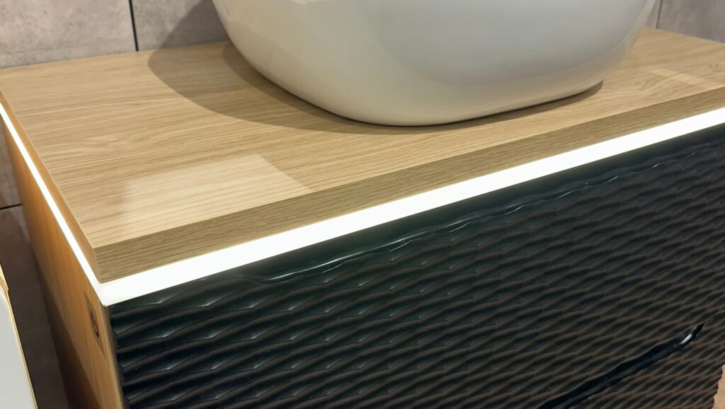 LED lámpa fürdőszoba világítás ALA 2 LED lámpa 60 cm – ALA 2 LAMPA LED 60CM Bútor LED világítás mosdópult alatt – fa hatású pult és fénycsík a front felett