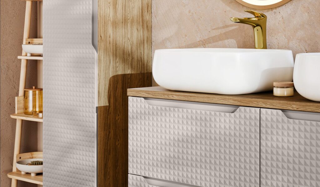 Luxor Beige fürdőszoba bútor – mosdószekrény és fali tárolók bézs fal előtt