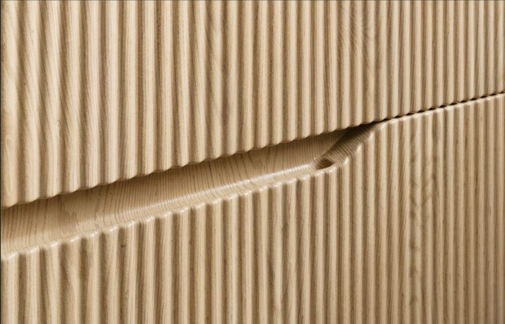 Nordic Cremona fürdőszoba bútor – bordázott fa hatású front, integrált fogantyú részlet