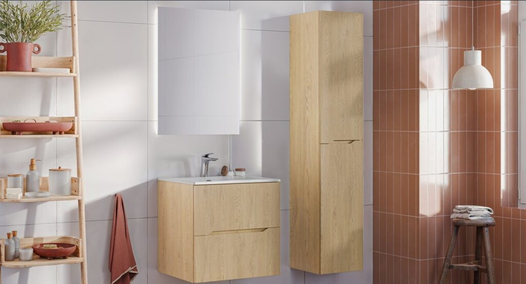 Modern fürdőszoba bútor – Nordic Cremona mosdós szekrény és magas tároló terrakotta csempénél