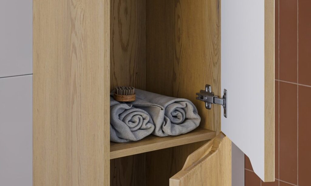 Elemes fürdőszoba bútor – Nordic Cremona magas szekrény belső polc, nyitott ajtó