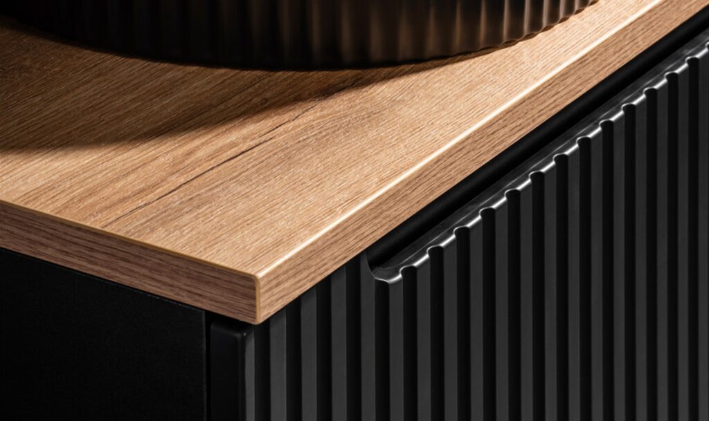 .Mosdószekrény 50cm 2 ajtó – NOVA BLACK fürdőszoba bútor NOVA BLACK D2 82-50-2D-NB Nova Black modern fürdőszoba bútor – fa pultlap él és bordázott fekete front részlet