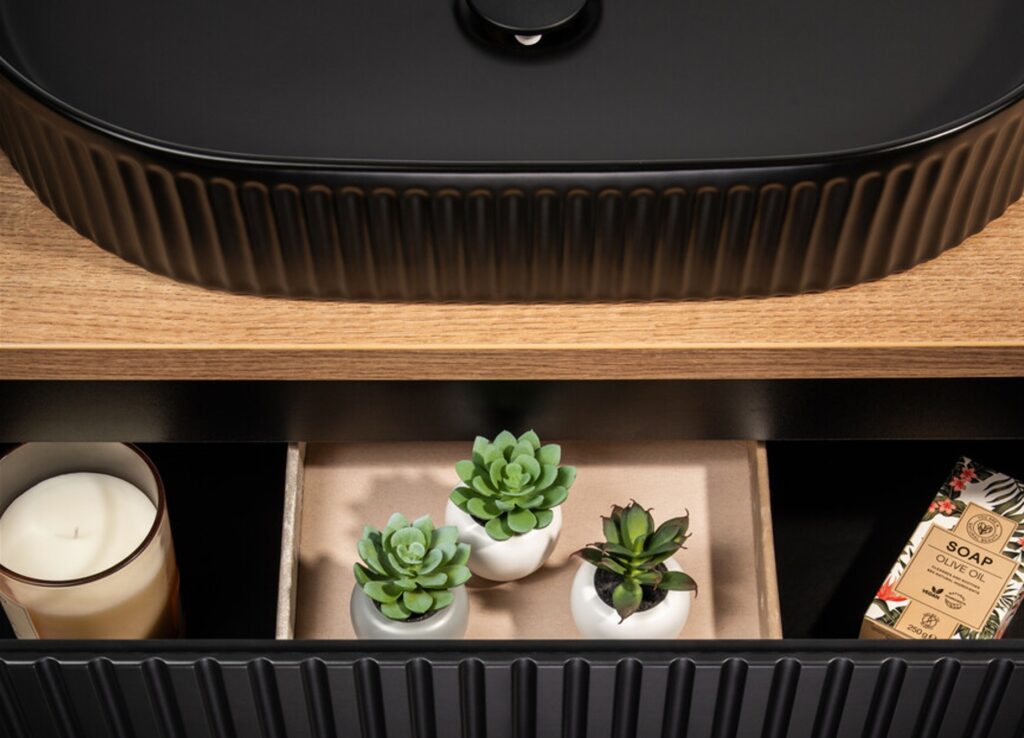 .Mosdószekrény 50cm 2 ajtó – NOVA BLACK fürdőszoba bútor NOVA BLACK D2 82-50-2D-NB Fürdőszoba bútor szett Nova Black – fekete tálmosdó fa pulton, nyitott fiók részlet