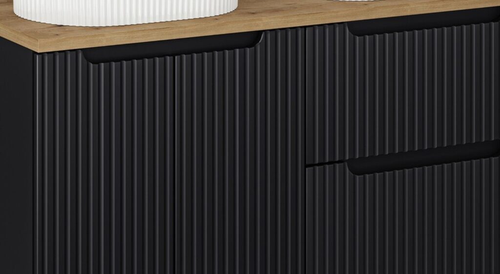 .Mosdószekrény 50cm 2 ajtó – NOVA BLACK fürdőszoba bútor NOVA BLACK D2 82-50-2D-NB Elemes fürdőszoba bútor Nova Black – bordázott fekete front és integrált fogantyú részlet