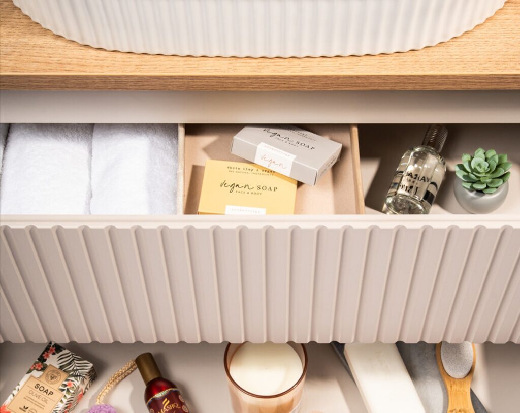 NOVA CASHMERE Qubik felső szekrény 30x30cm 1 ajtó NOVA CASHMERE 83-30-1DQ NOVA Cashmere fiók belső rendszerezővel és kozmetikai tárolással