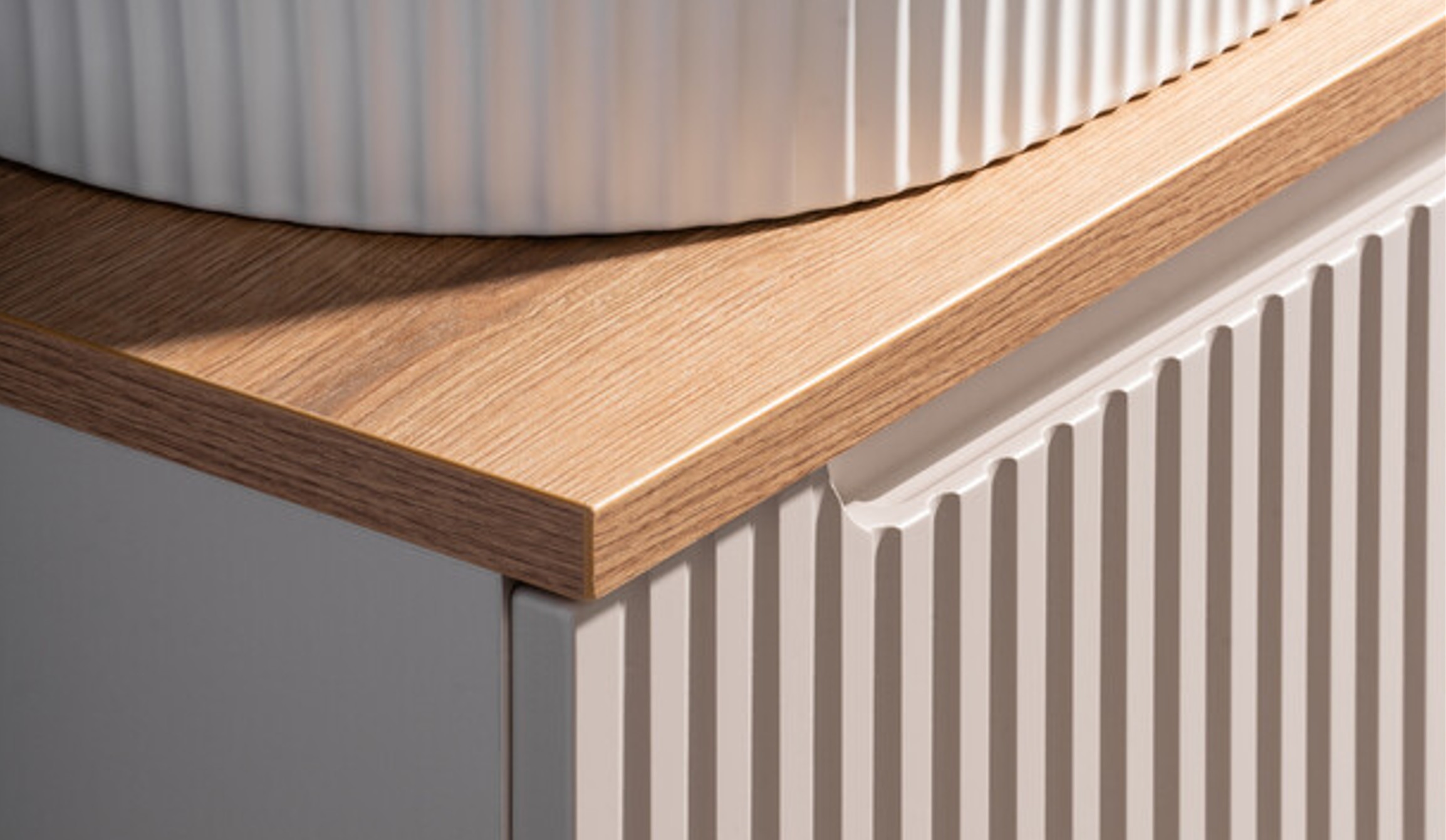 NOVA Cashmere fürdőszoba bútor pult részlet fa dekor éllel és bordázott kasmír fronttal