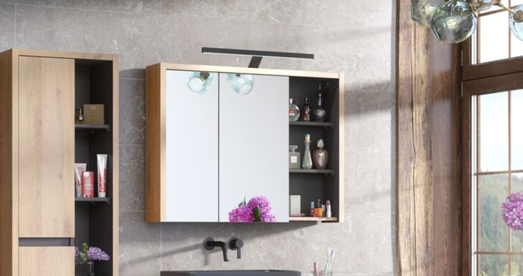 Fürdőszobai tükrös szekrény – 90 cm 3 ajtós, Cikkszám PLATINUM 840 FSC Fürdőszobai tükrös szekrény fa oldallal, nyitott polcokkal és felső lámpával