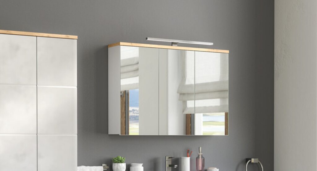 Fürdőszobai tükrös szekrény – 90 cm 3 ajtós, Cikkszám PLATINUM 840 FSC Tükrös szekrény fürdőszobába LED lámpával, fehér tükrös fronttal